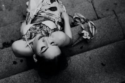 灰度照片的女人躺在地上
